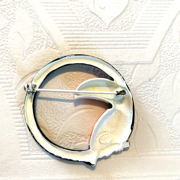 Vintage Toucan Bird Brooch Bright Circle Enamel on Metal Faintly Marked JJ - Picture 2 of 5